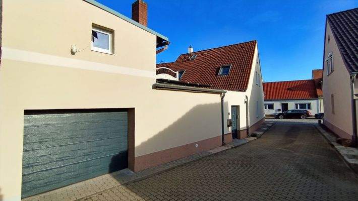 Außen 3 - Nebengelass & Garageneinfahrt