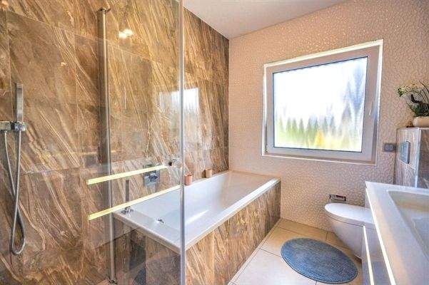 Wannen- und Duschbad EG