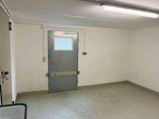 Kellerraum mit Ausgang zum Garten.jpg