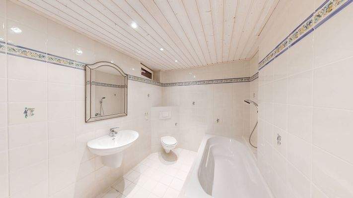 Badezimmer mit Wanne EG