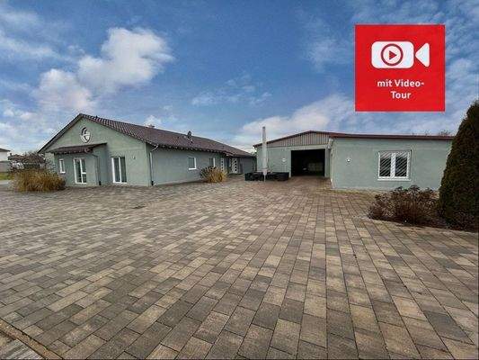 Bungalow und Halle mit Hof