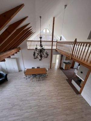 Blick von Treppe in den Galerie-Wohnbereich