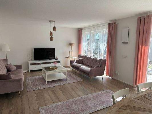 Wohnzimmer mit Fliesenboden