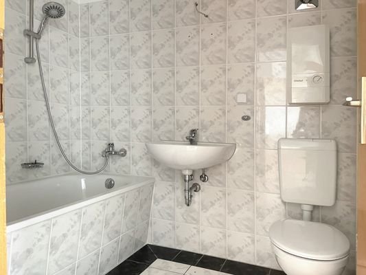 Badezimmer mit Wanne.JPG