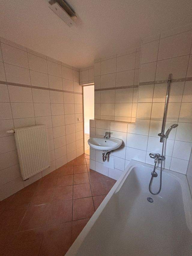 Einbauküche Möglich! Sonnige 2-Raum-Wohnung im Erdgeschoss zu vermieten - Foto 3
