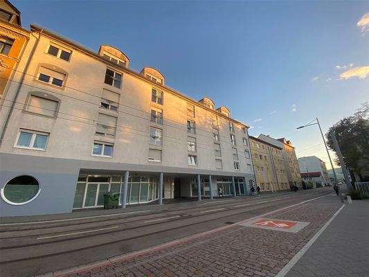 neu gemachte Strasse mit neuem Gleisbett