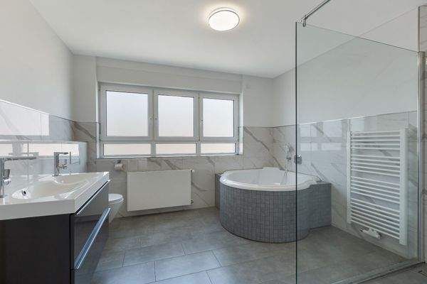 Badezimmer mit Whirlpool 1. OG