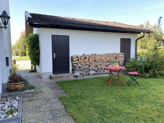 Ihr Frühstücksplatz in der Morgensonne am Eingang