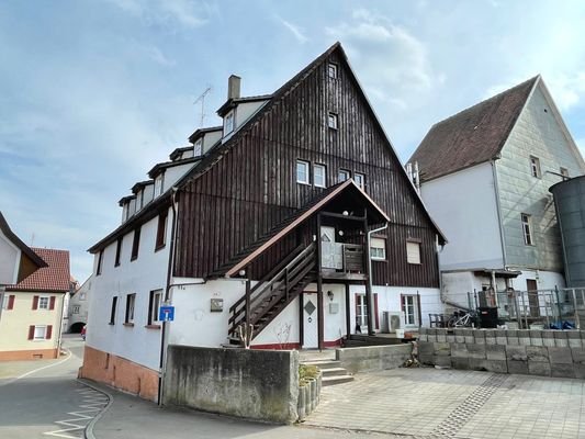 West-Ansicht mit Stellplätzen
