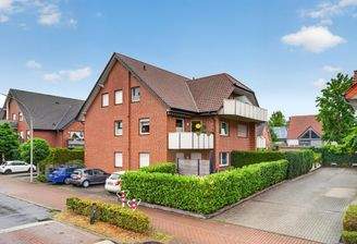 Rückansicht und Straßenansicht vom Haus