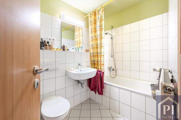 Badezimmer mit Duschwanne