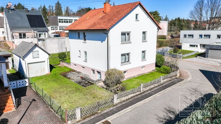 Straßenansicht - Haus und Garage