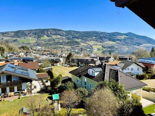 Blick vom Wohnesszimmer auf Mondsee und Stift