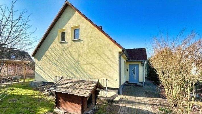 straßenseitige Gebäudeansicht