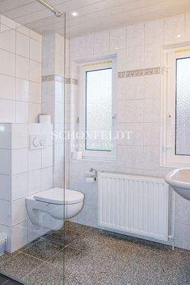 Bad mit Dusche im EG