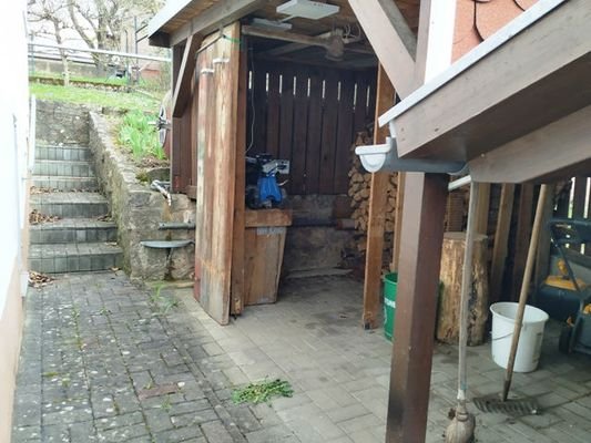 Holzschuppen neben dem Haus