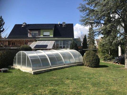 Überdachter Swimmingpool im Garten