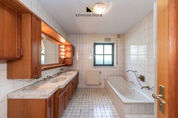 EG: Badezimmer mit Doppelwaschbecken...