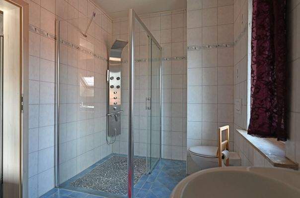 Schickes Badezimmer (DG)