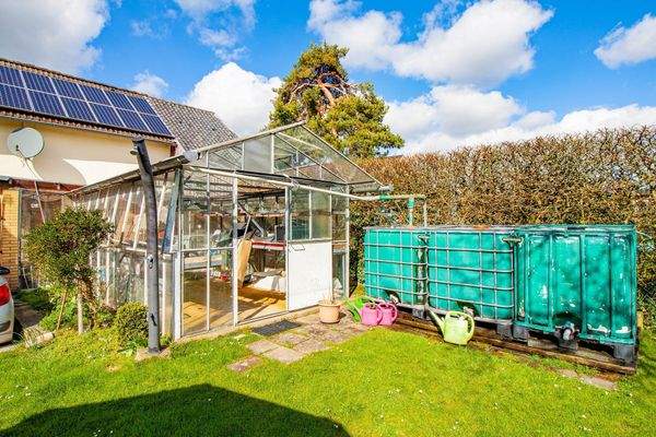 Gewächshaus & Regenwasserzisternen