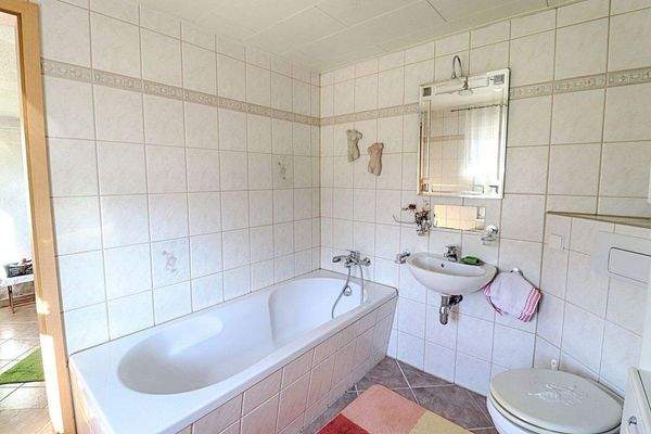 Tageslichtbad mit Wanne und WC