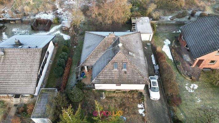 Aus der Vogelperspektive: der Bungalow mit seinem Grundstück