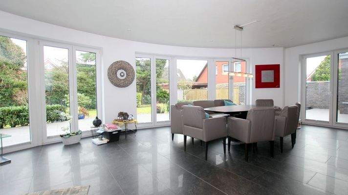 Essen mit Blick in den Garten