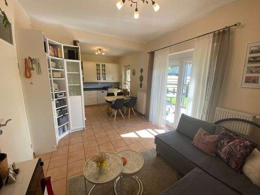 Wohn-Essbereich und Küche EG rechts