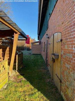 Resthof Seitenansicht mit überdachter Terrasse