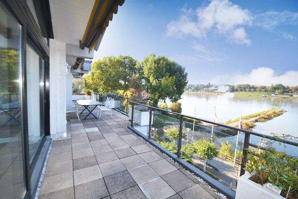 ...mit Zugang auf die großzügige Terrasse