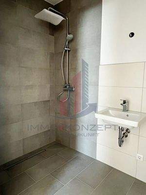 darunter auch das Gäste WC mit eigener Regendusche