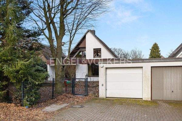 Hausansicht mit Garage