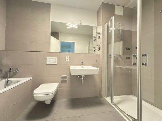 Bad mit Badewanne & Dusche