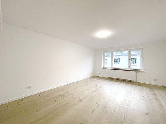 Sehr großzügiges und helles Wohnzimmer