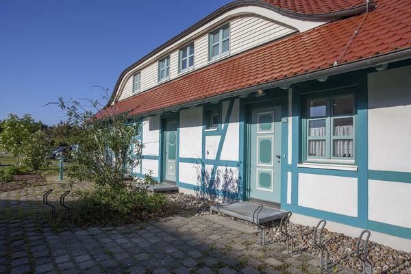 Ferienhaus_am_Bakenberg_auf_Ruegen_Vorderansicht_D54_D57-D58