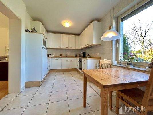 Küche mit Blick auf Zugang zum Essbereich