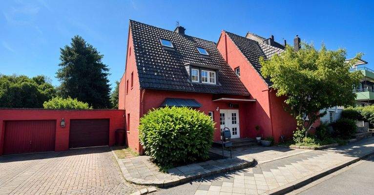 Haus vorne mit Garage und Stellplatz - Originalfoto - (KI generiert)