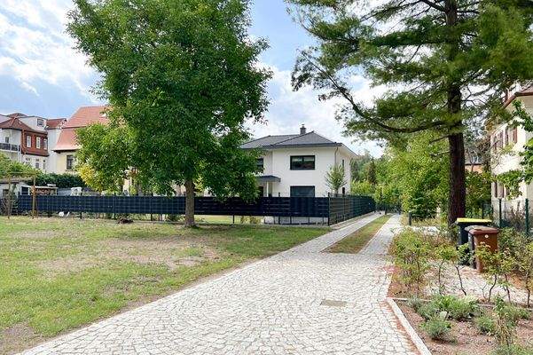 Zufahrt mit Stellplätzen zum Grundstück