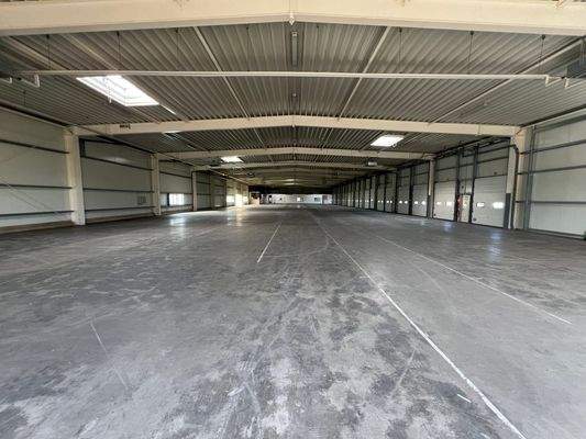 Halle vom ebenerdigen Tor aus