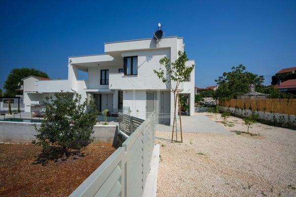 Modernes Wohnen mit großzügigem Garten