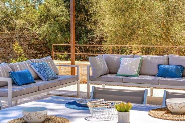 Loungebereich im Freien mit Blick auf Pool und Garten