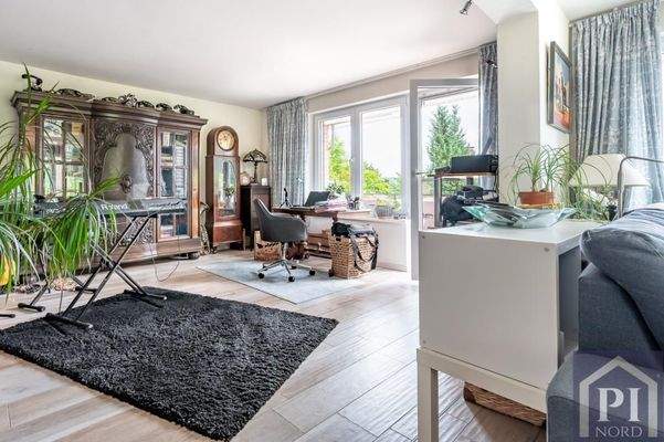 Wohnzimmer mit Zutritt zur Loggia