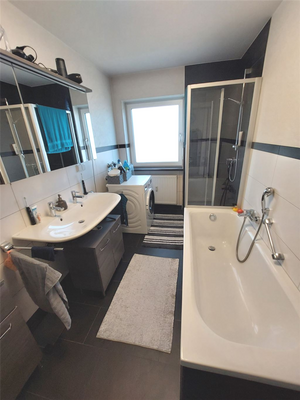 chices Bad mit Wanne und Dusche