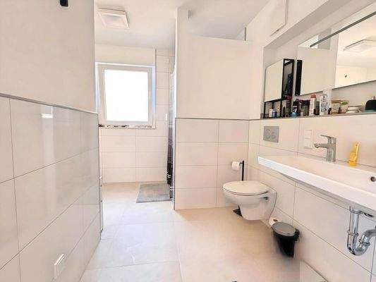 Badezimmer mit Dusche und Wanne