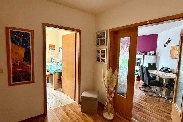 Der Blick vom Flur in die Küche und in das Wohnzimmer.