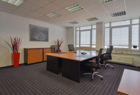 Büro mit 4 Arbeitsplätzen