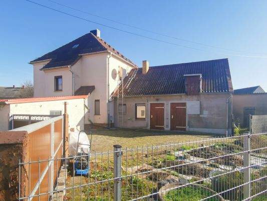 Hausansicht mit Nebengebäuden