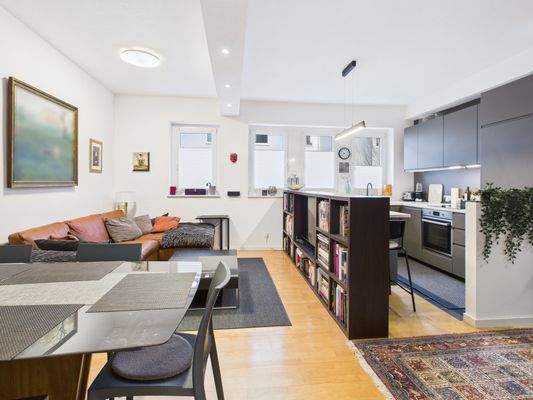 Wohn-Esszimmer mit offener Küche