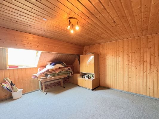 zweites Schlafzimmer mit Dachfenster
