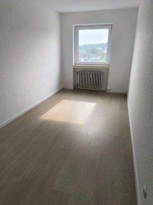 Helles Zimmer mit Fenster